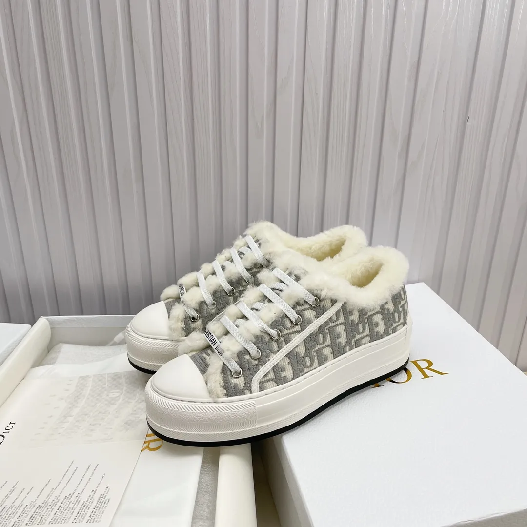 👟👟Ex-factory price 560👟👟 Ready-made high-quality Dior thick-soled sneakers with fully embroidered iconic patterns👟👟 ♦️Top quality in the market🎗Breaking hot item in foreign counters🎗Non-common imitation version in the market🎗🔳The fabric is made of Italian🇮🇹imported fabrics❗️Embroidered upper, original mold injection Logo frosted five-pointed star outsole🔳Inner wool injection molding mold Logo foam feet Code number: 35 to 41. 40 41 custom-made wool